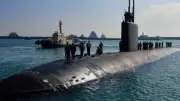 لحظة دخول غواصة نووية أمريكية مضيق جبل طارق في طريقها للشرق الأوسط (فيديو)