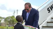 بالورود والموسيقى.. استقبال حافل للسيسي في مطار نيروبي