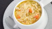 طريقة عمل شوربة الخضار بلسان العصفور خطوة بخطوة