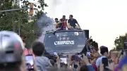 شنايدر: برشلونة يتعرض للإذلال أوروبياً ويفرح بالدوري كأنه غزا العالم