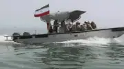 الحرس الثوري يجبر زورقاً أمريكياً على مغادرة هرمز وينشر غواصات جديدة