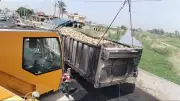 رفع سيارة نقل معطلة على الطريق الدولي الساحلي بالدقهلية