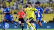 خبير تحكيمي: يد نيفيز كانت طبيعية ولا ركلة جزاء للنصر ضد الهلال