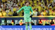 جماهير النصر تضحي بحارسها بينتو بعد خطأ قاتل أمام الهلال