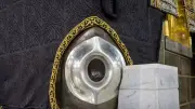 رحلة الحجر الأسود من الجنة إلى الأرض.. قطعة من الخلد ويمين الله في أرضه