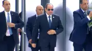 السيسي يصل إلى عنتيبي لبدء مباحثات رسمية مع الرئيس الأوغندي موسيفيني