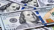استقرار الدولار قرب أعلى مستوى في أسبوع وسط ضبابية حرب إيران وبيانات التضخم