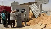 انقلاب سيارة نقل ثقيل محملة بالرمال على الطريق الدولي بمطروح