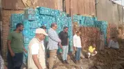 رئيس مدينة إسنا يتابع إصلاح كسر خط الصرف الصحي غرب الأقصر