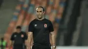 عبد الحفيظ يسلم تقرير رحلة هولندا لياسين منصور في الأهلي