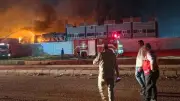 السيطرة على حريق مصنعي البويات والكرتون بالعاشر من رمضان