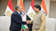 وزير الخارجية يبحث مع وزير الصناعة الهندي زيادة التبادل التجاري