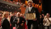 جون ترافولتا يبكي بعد حصوله على السعفة الذهبية الفخرية في مهرجان كان