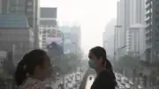 مركب خفي في زيوت السيارات ومستحضرات التجميل يغزو رئتينا