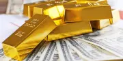 الذهب يفقد بريقه في ختام الأسبوع والدولار يضغط بقوة على المعدن النفيس