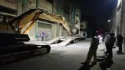 حملة بحي السلام أول توقف هدم عقار دون ترخيص وتضبط معدات