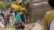مقتل وإصابة عمال باكستانيين في انهيار جسر متهالك أثناء هدمه