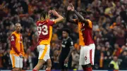 لاعب جلطة سراي يرفع علم فلسطين في احتفالات الدوري التركي