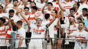 مدحت عبد الهادي يساند الزمالك من المدرجات في نهائي الكونفدرالية