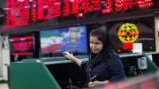 إيران تعيد فتح بورصة الأوراق المالية بعد تجميد دام أشهراً بسبب الحرب