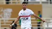 جماهير الزمالك تحتضن محمد شحاتة بعد ضياع الكونفدرالية فيديو
