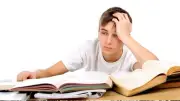 كيف تتعاملين مع نسيان الأبناء وتشتتهم أثناء المراجعة؟
