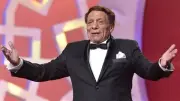 عادل إمام: مسيرة نصف قرن على خشبة المسرح من 