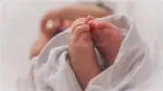 سيدة تترك رضيعة داخل كشك حراسة في التجمع الأول والأمن يتحرى