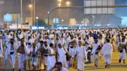 هل يجوز الاكتفاء بالمرور بمزدلفة؟ الإفتاء توضح حكم جمع حصى الجمرات