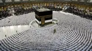 قصة ثمامة الحنفي: من قتل الصحابة إلى أول من نادى بالتلبية