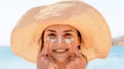 نصائح لحماية بشرتك من التعرق والدهون في الصيف