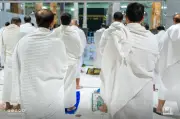تغطية الرأس من الشمس أثناء الإحرام.. أمين الفتوى يوضح الحكم