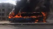 ماس كهربائي يسبب حريق أتوبيس على محور الأوتوستراد دون إصابات