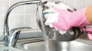 هل بقايا سائل غسيل الأطباق تسبب السرطان؟ إليك الحقيقة