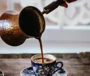 فنجان القهوة الصباحي: كيف يؤثر على جسمك وتركيزك في العمل؟