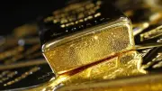 الذهب يتراجع طفيفاً مع استمرار التوترات الجيوسياسية وغموض أسعار الفائدة