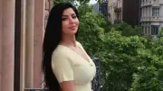 كارولين عزمي تتألق بإطلالة كاجوال سوداء وتستعرض رشاقتها
