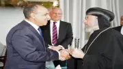 وزير الخارجية يلتقي الأنبا أنجيلوس في لندن ويؤكد دعم المصريين بالخارج