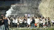 لاعبو الزمالك يحتفلون بدرع الدوري الممتاز في لقطات مميزة