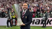 أحمد المحمدي يحتفل مع أستون فيلا بلقب الدوري الأوروبي