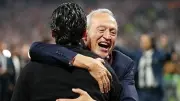 ناصف ساويرس يحتفل مع أستون فيلا بلقب الدوري الأوروبي