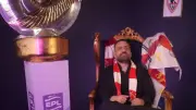جون إدوارد يحتفل بلقب الدوري: الدوري في أمان