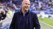 ليفربول يخطط لإقالة سلوت وتعيين مدرب بورنموث بديلاً