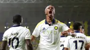 ساديو ماني يكسر صمود ضمك ويسجل هدفًا رائعًا في ليلة تتويج النصر