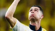 النصر يتوج بلقب الدوري السعودي ورونالدو يحتفل بعلم البرتغال