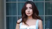 هنا الزاهد تخطف الأنظار بفستان أسود لامع في أحدث ظهور