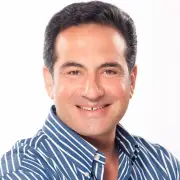 محمد ثروت يجري عملية جراحية بعد أزمة صحية شديدة وابنه يطلب الدعاء