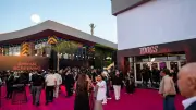 عرض خاص لفيلم سفن دوجز بحضور تركي آل الشيخ ونجوم الفن قبل طرحه الأربعاء