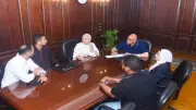 محافظ الإسكندرية يبحث مع شركة ناشئة تطبيقًا ذكيًا للتخلص من القمامة