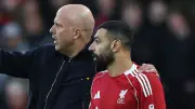 فيديو.. سلوت يهدي صلاح قبل مباراة الوداع مع ليفربول